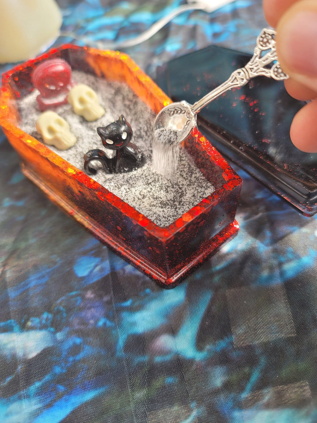 Resin Coffin Zen Garden: Spooky Desk Decor with Charms, Skulls, Shovel - Halloween Theme