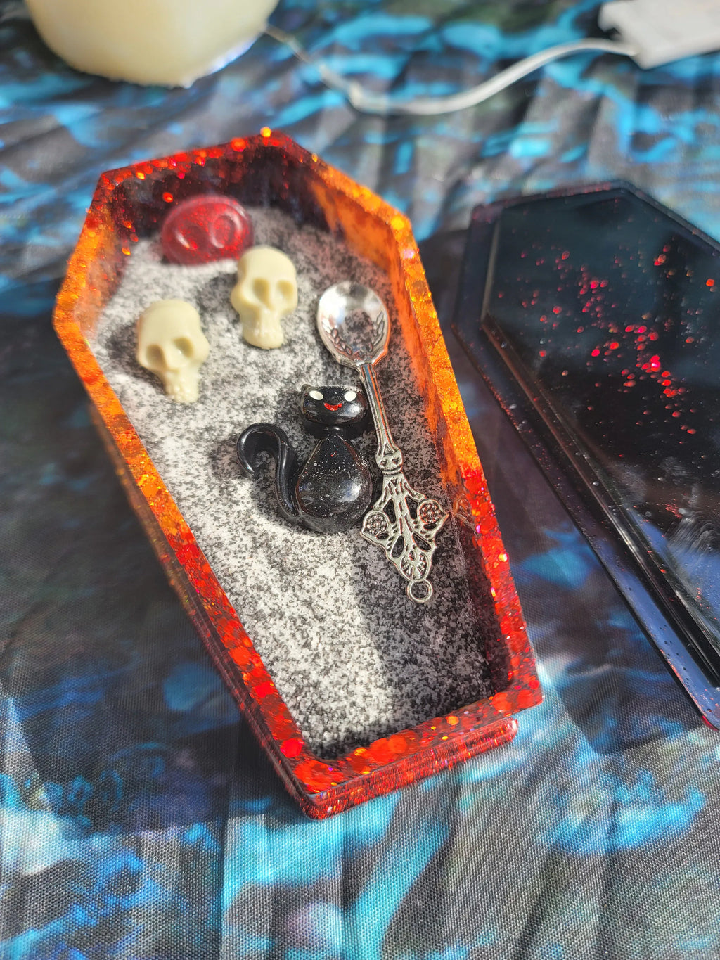 Resin Coffin Zen Garden: Spooky Desk Decor with Charms, Skulls, Shovel - Halloween Theme
