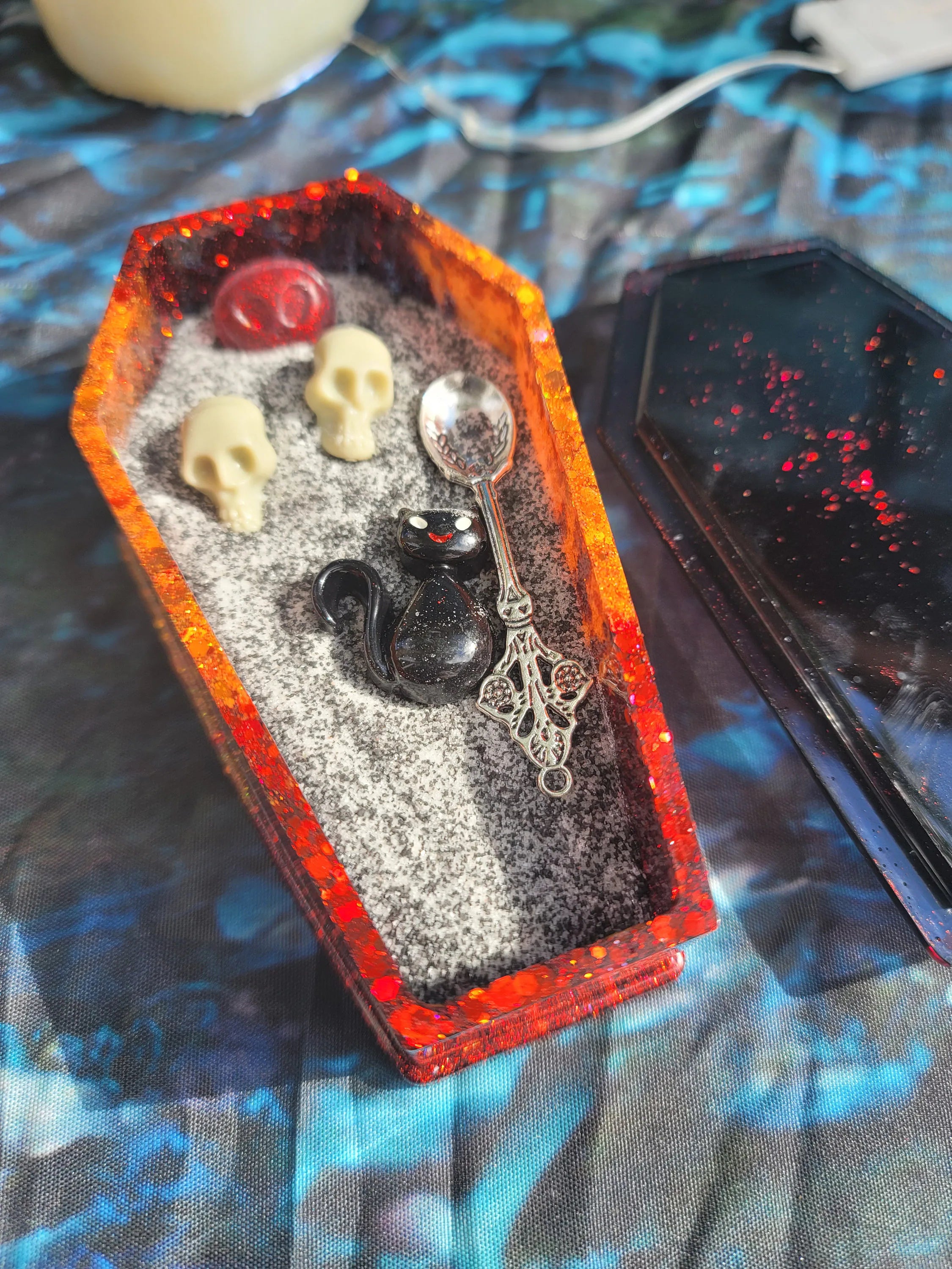 Resin Coffin Zen Garden: Spooky Desk Decor with Charms, Skulls, Shovel - Halloween Theme